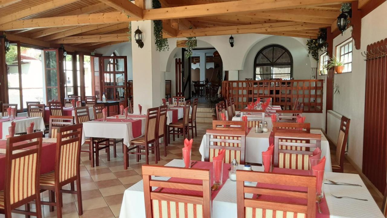 Pannon Panzio Restaurant Hotel Панонхалма Екстериор снимка