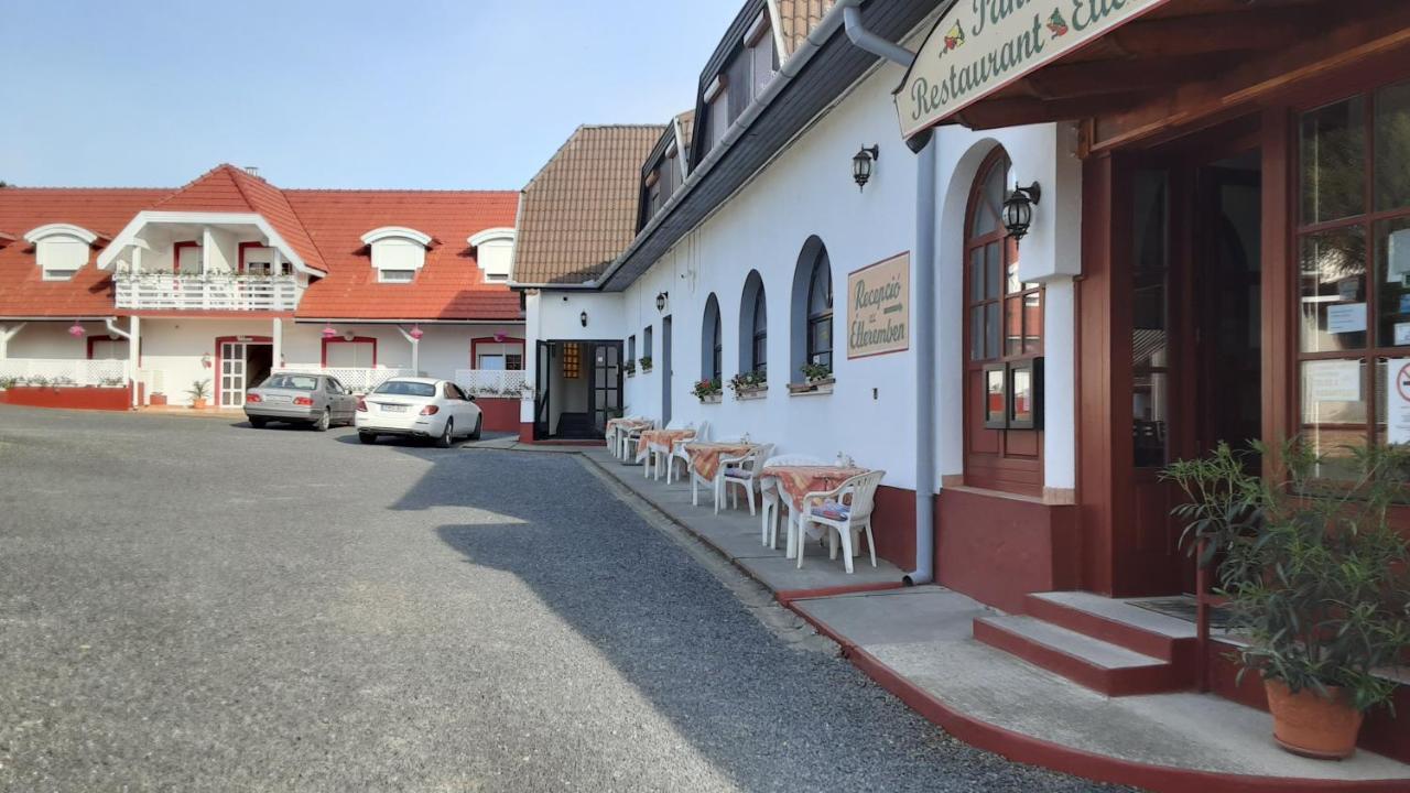 Pannon Panzio Restaurant Hotel Панонхалма Екстериор снимка